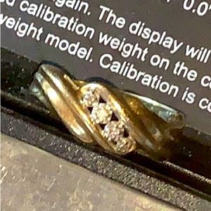10k 4-diamond ring 2.3 grams